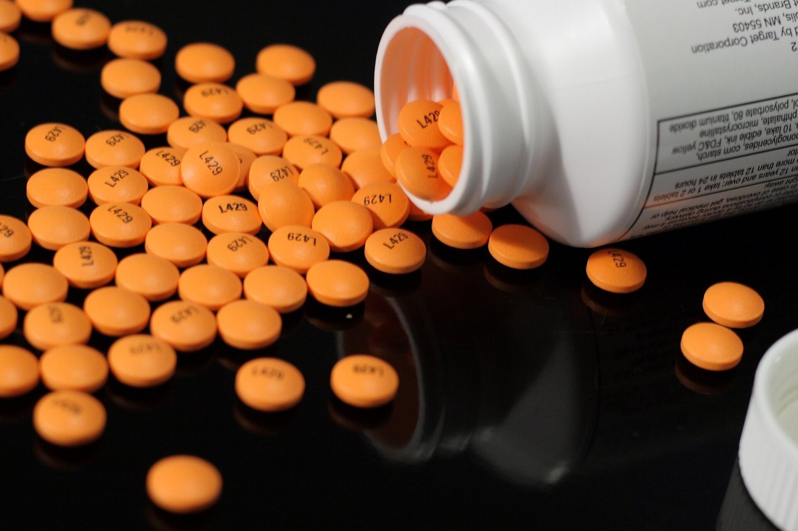 장에서 녹도록 만든 아스피린 알약입니다(사진은 325mg). 혈전을 막으려고 매일 드시는 100mg 저용량 아스피린도 멍을 잘 들게 할 수 있습니다 (사진: Ragesoss, CC BY-SA 4.0, 위키미디어 공용)