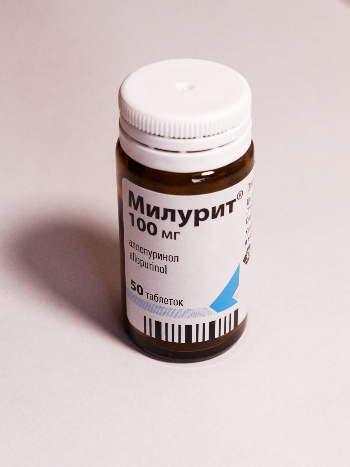 통풍약 알로푸리놀 100mg 약병입니다. 미국 류머티스학회 지침은 하루 100mg 이하로 시작하고, 콩팥이 약한 분은 더 적게 시작하라고 권합니다 (사진: Retired electrician, CC0, 위키미디어 공용)