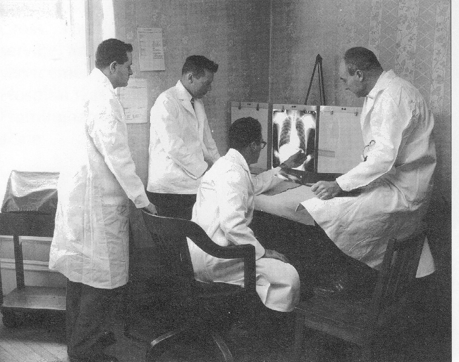 1950년 무렵 프레이밍햄 심장 연구의 의사들입니다. 이 연구가 혈압이 높을수록 뇌졸중과 심장병이 많아진다는 것을 보여 줬습니다 (사진: 미국 국립보건원 역사실, 퍼블릭 도메인, 위키미디어 공용)