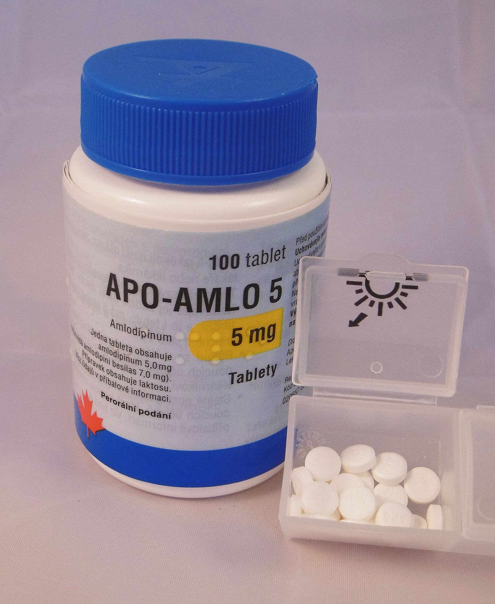 암로디핀 5mg 알약입니다. 많이 쓰는 혈압약이지만 발목이 붓는 부작용이 있을 수 있습니다 (사진: Tomino de WS, CC BY-SA 4.0, 위키미디어 공용)