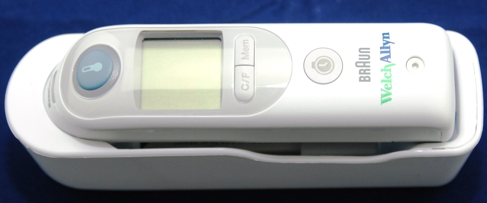 귀에 넣어 재는 체온계입니다. 고막 쪽에서 나오는 열을 읽습니다 (사진: GO MedPlus Medizintechnik GmbH, CC BY 4.0, 위키미디어 공용)