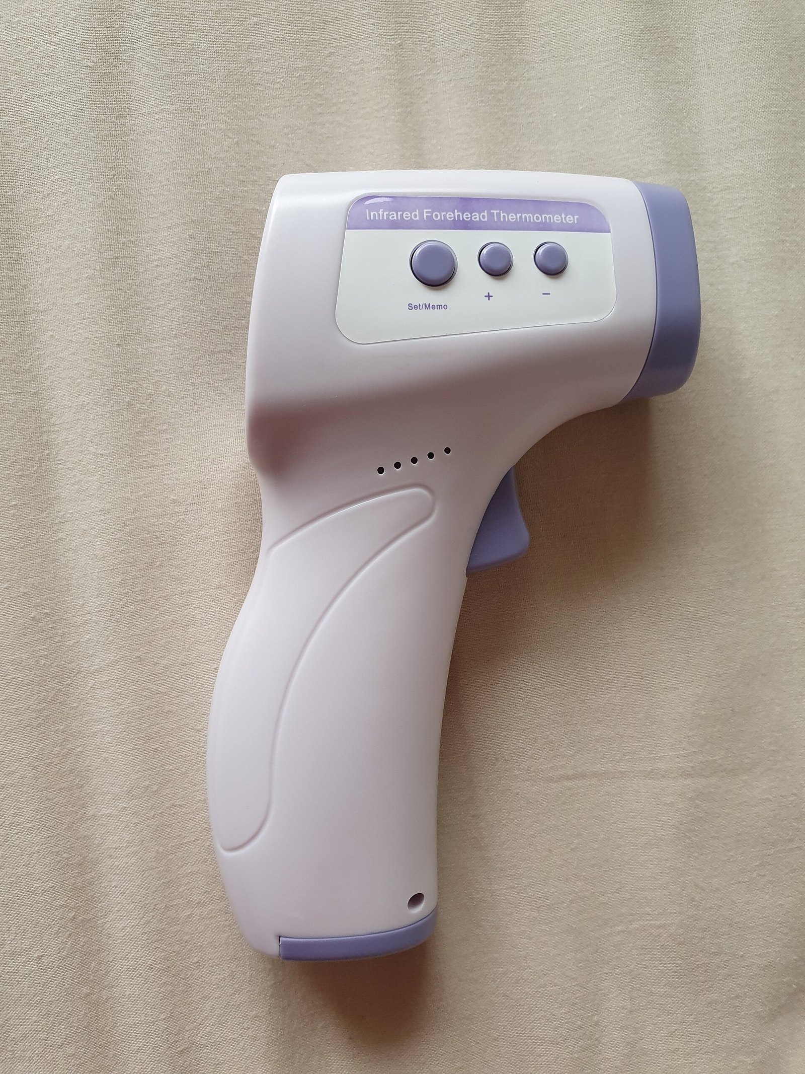 이마 쪽으로 겨눠 재는 비접촉 체온계입니다. 빨리 잴 수 있지만 다른 체온계와 숫자를 섞어 비교하면 헷갈릴 수 있습니다 (사진: Syced, CC0, 위키미디어 공용)