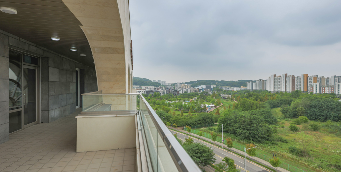부추꽃더클래식 너싱홈의 테라스입니다. 날이 좋으면 이런 곳에서 햇볕을 쬐시며 잠깐씩 걸으실 수 있습니다