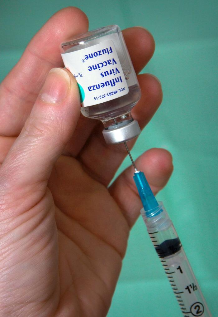 독감 백신을 주사기에 옮기는 장면입니다. 요양원에서는 이 주사를 병원이 아니라 시설 안에서 놓습니다 (사진: Jim Gathany, 미국 질병통제예방센터, 퍼블릭 도메인, 위키미디어 공용)