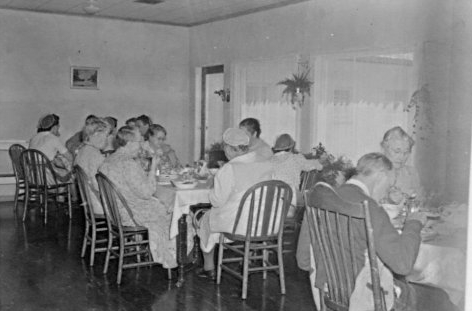 1948년 미국 오리건주 올버니의 한 양로원 식당입니다. 여러 어르신이 한 식탁에 둘러앉아 식사를 하십니다 (사진: Mennonite Church USA Archives, 저작권 제한 없음, 위키미디어 공용)
